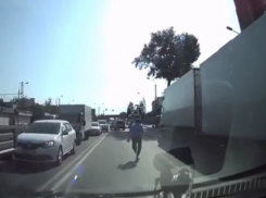 Свирепый водитель «Газели» побежал за автохамом прямо по дороге в Ростове  на видео