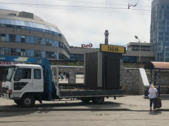 В Ростове начали сносить незаконные ларьки