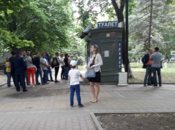 Сдержано приплясывали под праздничную музыку Победы ростовчане в очередях у туалетов в парке Горького