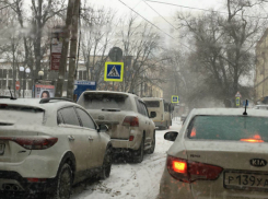 Ослепляющая метель и массовые ДТП поставили Ростове в девятибалльные пробки