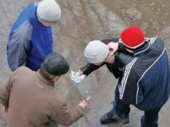 Банда мужчин отбирает деньги у школьников рядом с «Макдональдсом» в центре Ростова