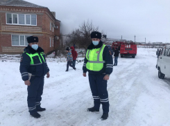 Полицейские из Ростовской области вытащили из горящего дома пожилую женщину