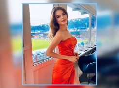 «Мисс Россия» из Азова наградила лучшего футболиста РПЛ октября Владимира Сычевого