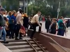 Прыжки массово нарушающих ПДД из-за закрытой «подземки» жителей Ростова попали на видео