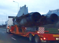 Военный самолет на трассе М-4 в Ростовской области попал на видео