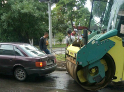 «Восставший» асфальтоукладчик «атаковал» движущуюся по дороге иномарку под Ростовом