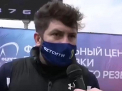 «Все две пули всадил бы в судью»: тренер футбольной команды РИНХа сравнил арбитра с Гитлером и Наполеоном