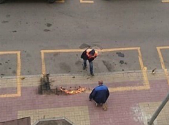 Представители УК жгут нарисованную жильцами разметку в ЖК «Платовский» Ростова
