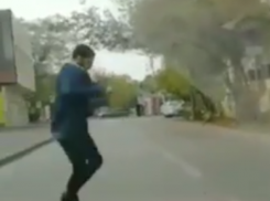 Ловящий трипы под колесами автомобилистов пешеход-«невменяшка» в Ростове попал на видео