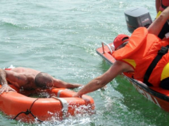 Нырнувший в реку со стены рыбзавода мужчина ударился о подводный камень в Ростовской области