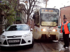 В Ростове пассажиры трамвая перенесли на руках автомобиль, припаркованный на рельсах