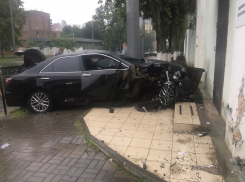 В Ростове иномарка въехала в здание СИЗО