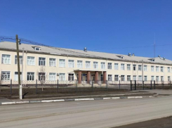 Голубев наградил мужчину, который пытался остановить школьника с ножом в школе под Таганрогом