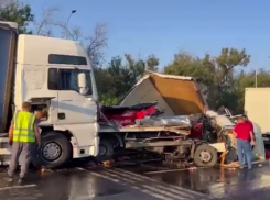 Под Новочеркасском в ДТП с четырьмя фурами погиб водитель