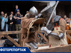Звон металла и средневековый пир: сочный фоторепортаж о рыцарском турнире в Ростове