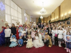 Василий Голубев оказался в детском хороводе вокруг Губернаторской елки