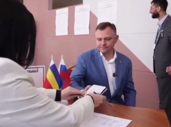 Губернатор Дона проголосовал на выборах в Госдуму в школе № 96