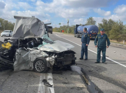 Иномарка превратилась в груду металла после столкновения с военным «Камазом» и грузовиком в Ростовской области