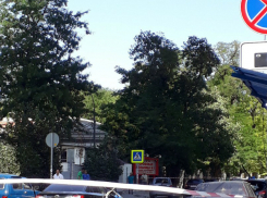 Рухнувшие строительные леса оставили глубокие вмятины на припаркованных машинах в Ростове