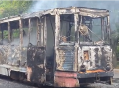 Трамвай с пассажирами загорелся во время движения в Новочеркасске 