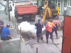 Сильнейший взрыв «раскидал» работников водоканала, повредивших силовой кабель в Ростове на видео