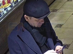 Карманник выкрал больше 30 тысяч рублей из курток посетителей в элитном заведении в Ростове