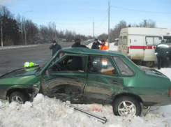 Поворачивающий налево водитель спровоцировал массовое ДТП с пострадавшими на трассе в Ростовской области