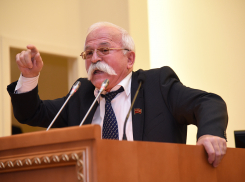 Эпатажный ростовский депутат с роскошными усами, верящий в идеалы коммунизма, владеет тремя квартирами