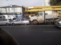 Автовышка в Ростове врезалась в машину ДПС