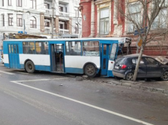 В Ростове троллейбус и иномарка после столкновения врезались в жилой дом
