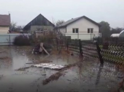 Улицы Батайска вновь ушли под воду после сильного дождя 14 ноября