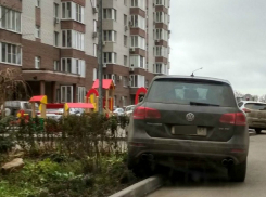 Обнаглевший автохам паркует машину в самых неудобных местах назло себе и жильцам двора в Ростове