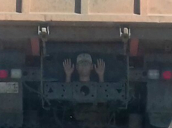 Выглядывающий из-под кузова грузовика «испуганный парень» в кепке рассмешил жителей Ростова