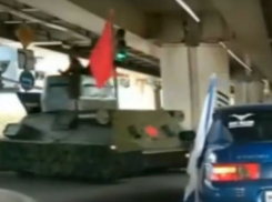 Веселый картонный танк на крейсерской скорости пронесся по улицам Ростова