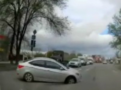 Иномарка провалилась в открытый люк на перекрестке в Ростове