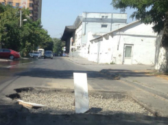 Возникшая из небытия яма в центре Ростова вызвала недоумение у водителей