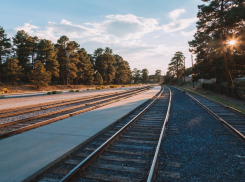 На ж/д переезде в Ростове поезд насмерть сбил парня из ЛНР