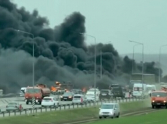 Из-за лопнувшего колеса бензовоз протаранил четыре машины и взорвался под Ростовом