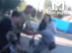 Мужчина ударил и поставил на колени несовершеннолетнюю обидчицу дочери в донской станице