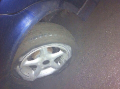 В Ростове из-за тумана три автомобилиста не заметили круговое движение и въехали в кольцо