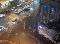 Улицы Ростова-на-Дону начали уходить под воду после сильного ливня 22 июля