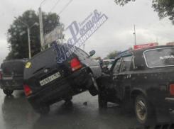В ДТП на Малиновского «Хонда» испугалась КамАЗа и «запрыгнула» на Волгу