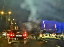 Водитель «Газели» получил травмы в жутком скоростном ДТП с фурой на трассе под Ростовом