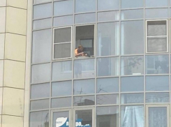 В центре Ростова-на-Дону мужчина открыл стрельбу из окна многоэтажки по прохожим
