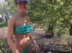 Ростовчанки в ярких бикини с аппетитным деликатесом на шампурах показали себя на фото