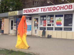 По Ростову гуляет девушка в радужной паранже