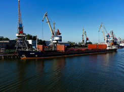 В Ростовской области сухогруз с углем сел на мель