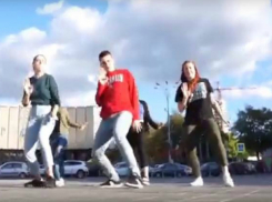 Ростовчане ошарашили жителей Краснодара пластичным танцем в центре города