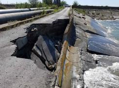 Пятибалльный шторм разрушил дамбу и смыл дорогу на Цимлянском водохранилище в Ростовской области
