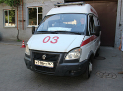 В Ростове хулиган забросал кирпичами карету скорой помощи